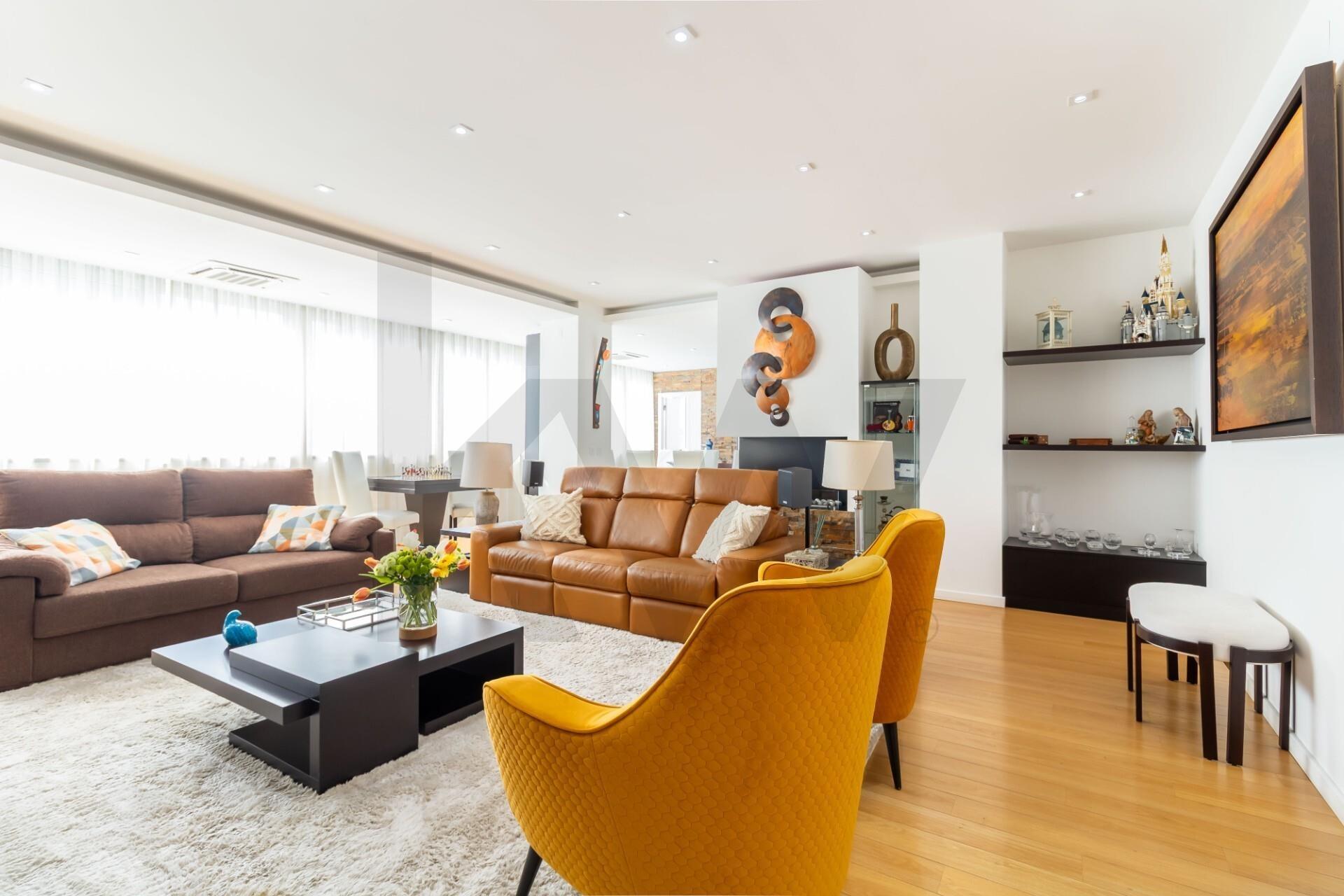 Apartamento T3+1 c/ 190m2 e 1 Estacionamento